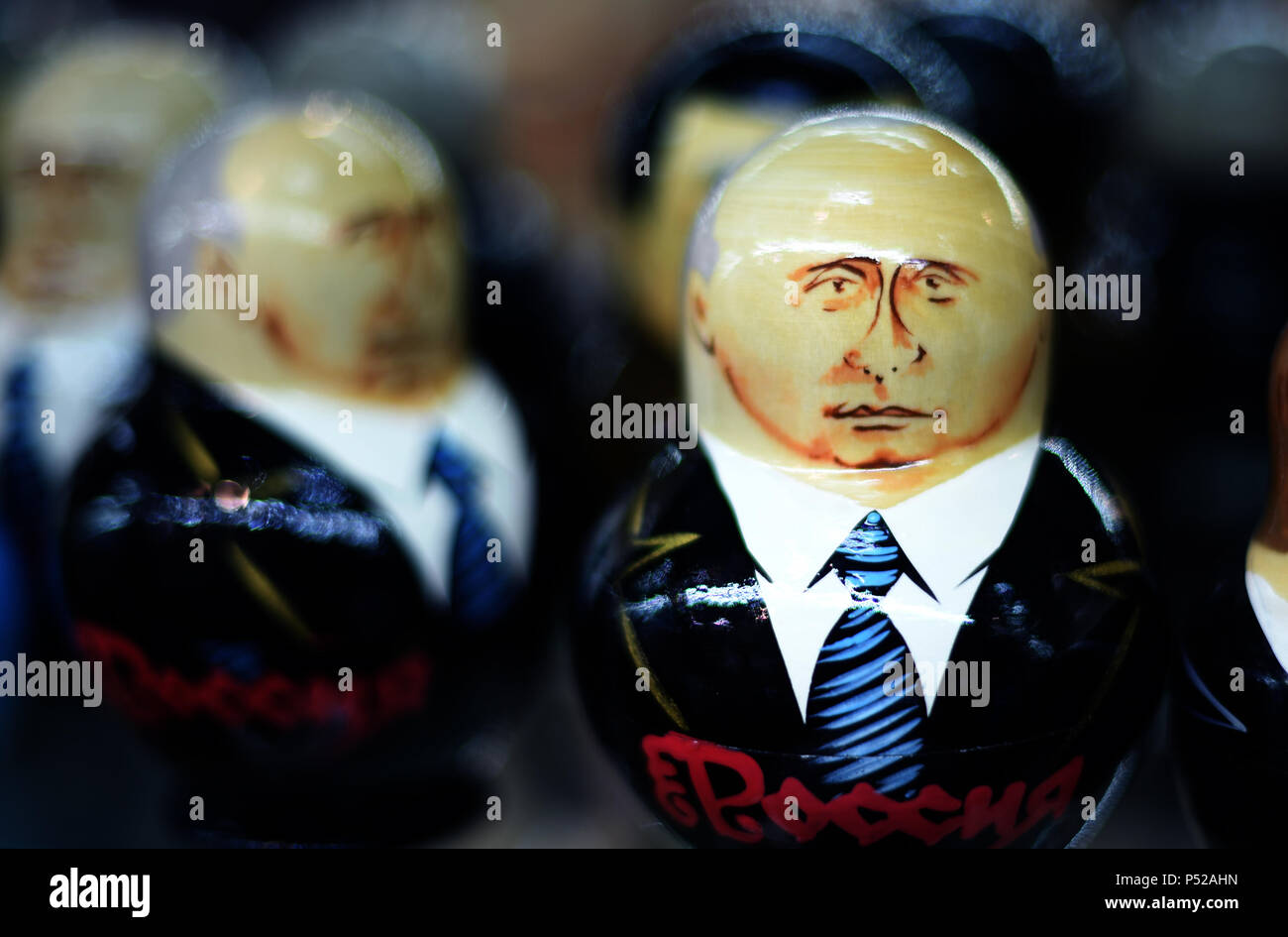 Moskau, Russland. 24. Juni, 2018. Matrjoschka mit dem Bild des russischen Präsidenten Wladimir Putin in einem Souvenirshop. Credit: Ina Faßbender/dpa/Alamy leben Nachrichten Stockfoto