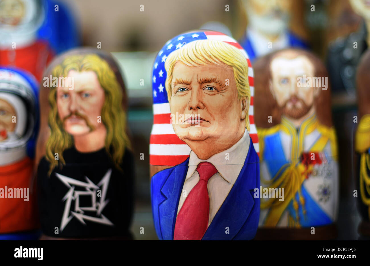 Moskau, Russland. 24. Juni, 2018. Eine Matrjoschka mit dem Bild von US-Präsident Donald Trump in einem Souvenirshop. Credit: Ina Faßbender/dpa/Alamy leben Nachrichten Stockfoto