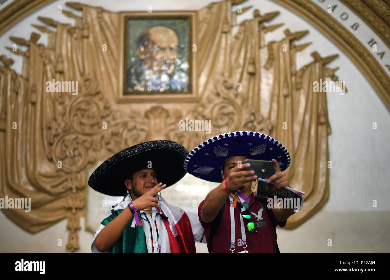 Moskau, Russland. 24. Juni, 2018. Fans aus Mexiko ein selfie vor einem Lenin Mosaik in einer U-Bahnstation. Credit: Ina Faßbender/dpa/Alamy leben Nachrichten Stockfoto