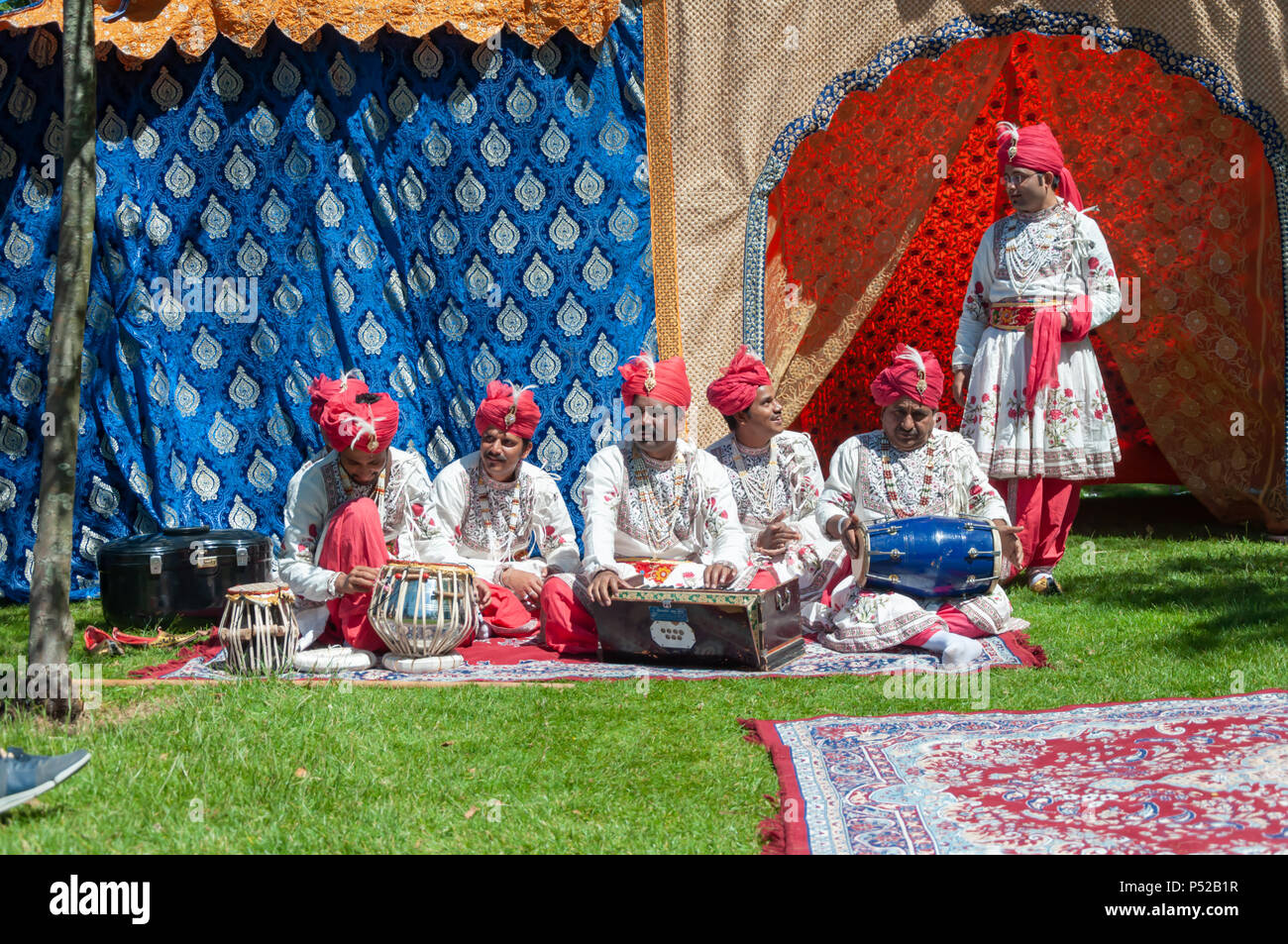 Glasgow, Schottland, Großbritannien. 24. Juni, 2018. Mitglieder der D&F Bros Grand indischen Zirkus bei Glasgow Mela, eine jährliche multikulturelle Musikfestival im Kelvingrove Park statt. Interpreten in diesem Jahr inbegriffen Miss Pooja, Akbar Ali, Black Star Steel Band, G Stadt Desi, Raj Brass Band, Thai Dance Academy und traditionellen bangra dancers Gabhru Panjab De. Credit: Skully/Alamy leben Nachrichten Stockfoto