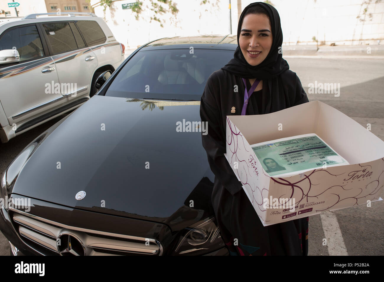 Riad, Saudi-Arabien. 24. Juni, 2018. Saudische Frau Gamela Aldakhel, hält einen Kuchen ihr Saudi Führerschein bild Lager wie feiert sie nach Hause fahren zum ersten Mal am ersten Tag nach dem Anheben der Fahrverbote auf Frauen, in Riad, Saudi-Arabien, 24. Juni 2018. Frauen in Saudi-Arabien erhielt hinter dem Rad am Sonntag nach einer jahrzehntelangen Verbot als Teil einer Liberalisierung in der konservativen Königreich aufgehoben wurde. Credit: gehad Hamdy/dpa/Alamy Leben Nachrichten Quelle: dpa Picture alliance/Alamy leben Nachrichten Stockfoto