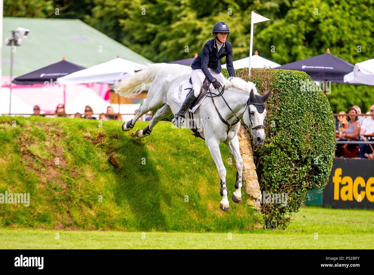 West Sussex, UK. 23. Juni 2018. Harriet Nuttall, Silber. GBR. Die britische Speed Derby. CSI 4*. Die Al Shira'aa Hickstead Derby treffen. Springen. Der All England Parcours. Hickstead. West Sussex. UK. Tag 4. 23.06.2018. Credit: Sport in Bildern/Alamy leben Nachrichten Stockfoto