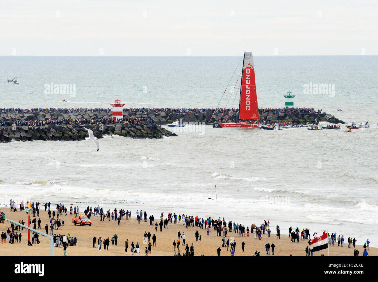 Scheveningen, Niederlande. 24. Juni, 2018. Die chinesische Boot der Dongfeng gewinnt das Volvo Ocean Race 2018, indem die im ersten der Hafen von Scheveningen in den Niederlanden Credit: Robert Paul van Rüben/Alamy leben Nachrichten Stockfoto