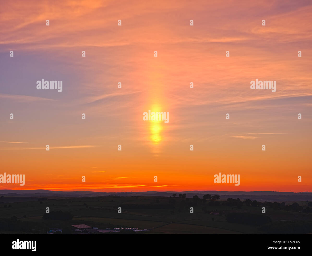 Brassington, Derbyshire, UK. 24. Juni, 2018. Wetter Großbritannien: Lichtsäule solar Spalte während einer erstaunlichen Sonnenuntergang am Harborough Felsen in der Nähe von Brassington & High Peak Trail, Derbyshire, Peak District National Park Credit: Doug Blane/Alamy leben Nachrichten Stockfoto