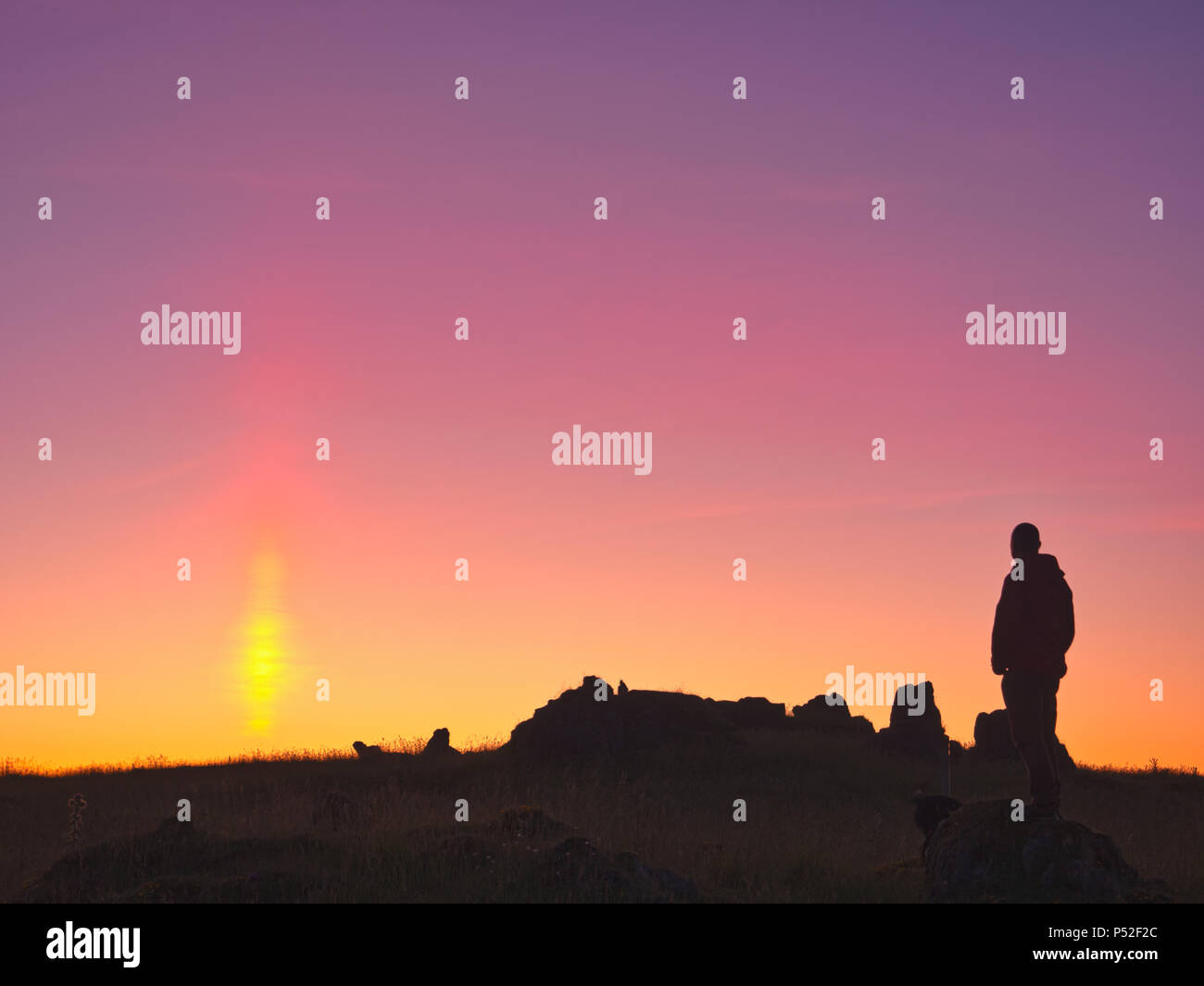 Brassington, Derbyshire, UK. 24. Juni, 2018. Wetter Großbritannien: die Person, die die Lichtsäule solar Spalte während einer erstaunlichen Sonnenuntergang am Harborough Felsen in der Nähe von Brassington & High Peak Trail, Derbyshire, Peak District National Park Credit: Doug Blane/Alamy leben Nachrichten Stockfoto