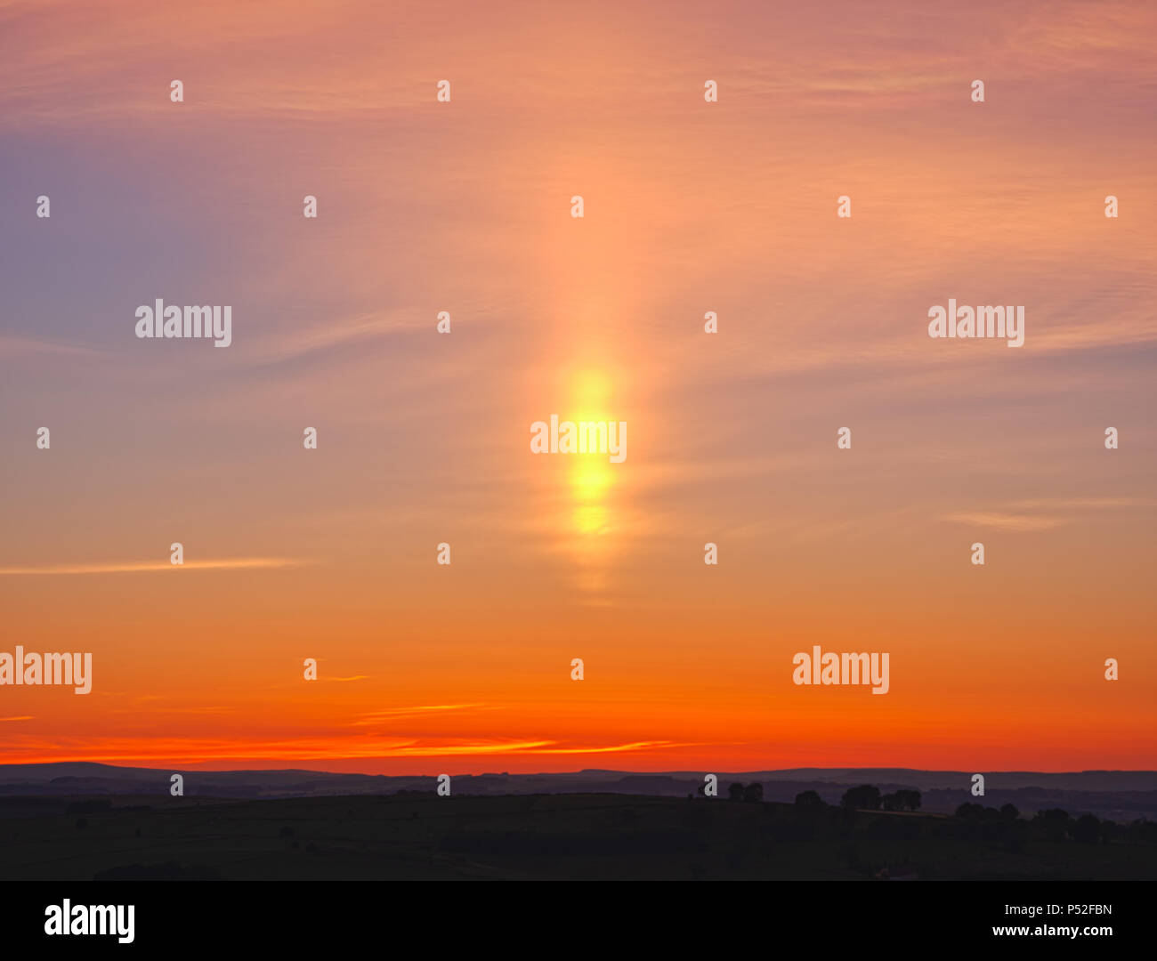 Brassington, Derbyshire, UK. 24. Juni, 2018. Wetter Großbritannien: Lichtsäule solar Spalte während einer erstaunlichen Sonnenuntergang am Harborough Felsen in der Nähe von Brassington & High Peak Trail, Derbyshire, Peak District National Park Credit: Doug Blane/Alamy leben Nachrichten Stockfoto