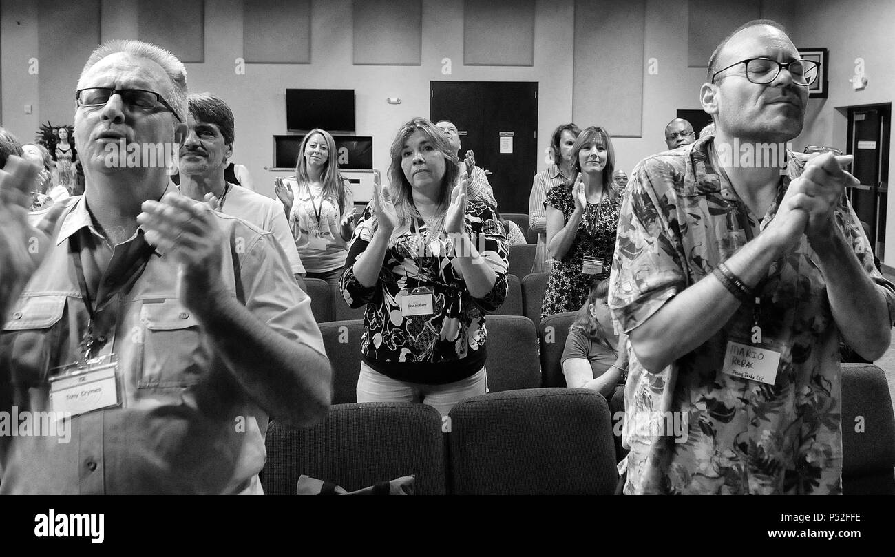 Juni 23, 2018 - Lakeland, Florida, United States - Teilnehmer heben ihre Hände in Gesang und Gebet an der zweiten Jahrestagung der Internationalen Schule des Exorzismus erweiterte Akademie der Befreiung am 23. Juni 2018 entzündet Kirche in Lakeland, Florida. Die drei Tag sammeln, von Pastor Bob Larson, der Gründer der Internationalen Schule des Exorzismus gehostet, zog ca. 70 exorzisten, Studenten und andere, und empfohlene Schulungen, Gastredner, sowie eine Reihe von exorzismus Rituale. (Paul Hennessy/Alamy) Stockfoto