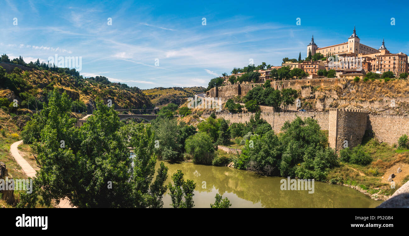 Landschaft den Fluss Tejo mit der Festung Alcazar und Römischen Alcantara Bridge Stockfoto