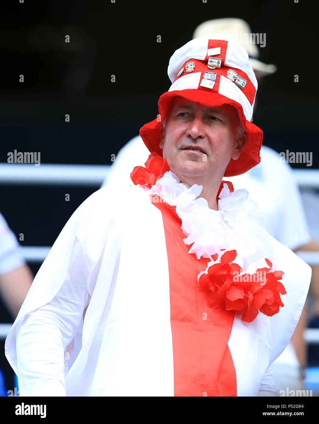 Ein England Fan in Fancy Dress während der FIFA WM Gruppe G Gleiches am Nischni Nowgorod Stadion. Stockfoto