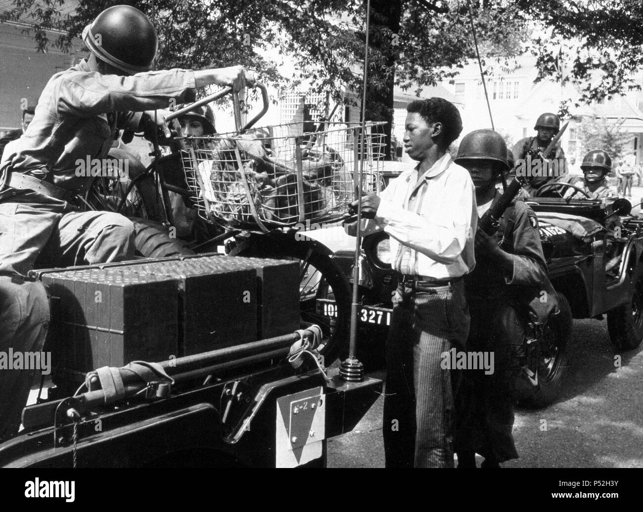 Ein Mitglied der amb Truppen der Gruppe "Little Rock neun der 101 Airbone Division. Little Rock Central High, Arkansas, 1957. Stockfoto
