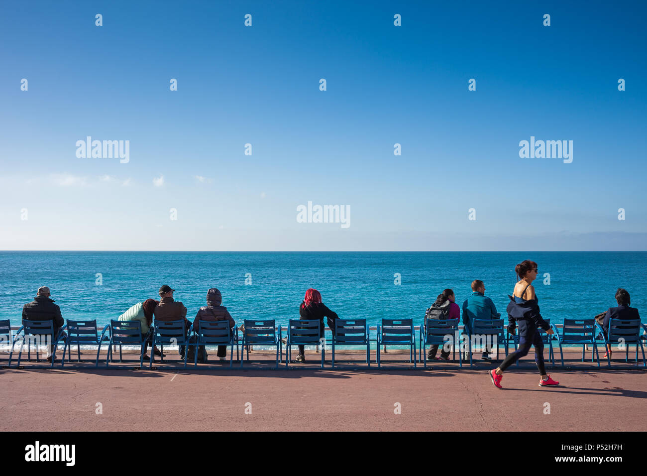 Schöne Stadt in Frankreich, Menschen auf Stühlen entspannen am Meer an der Promenade des Anglais, Französische Riviera - Cote d'Azur Stockfoto