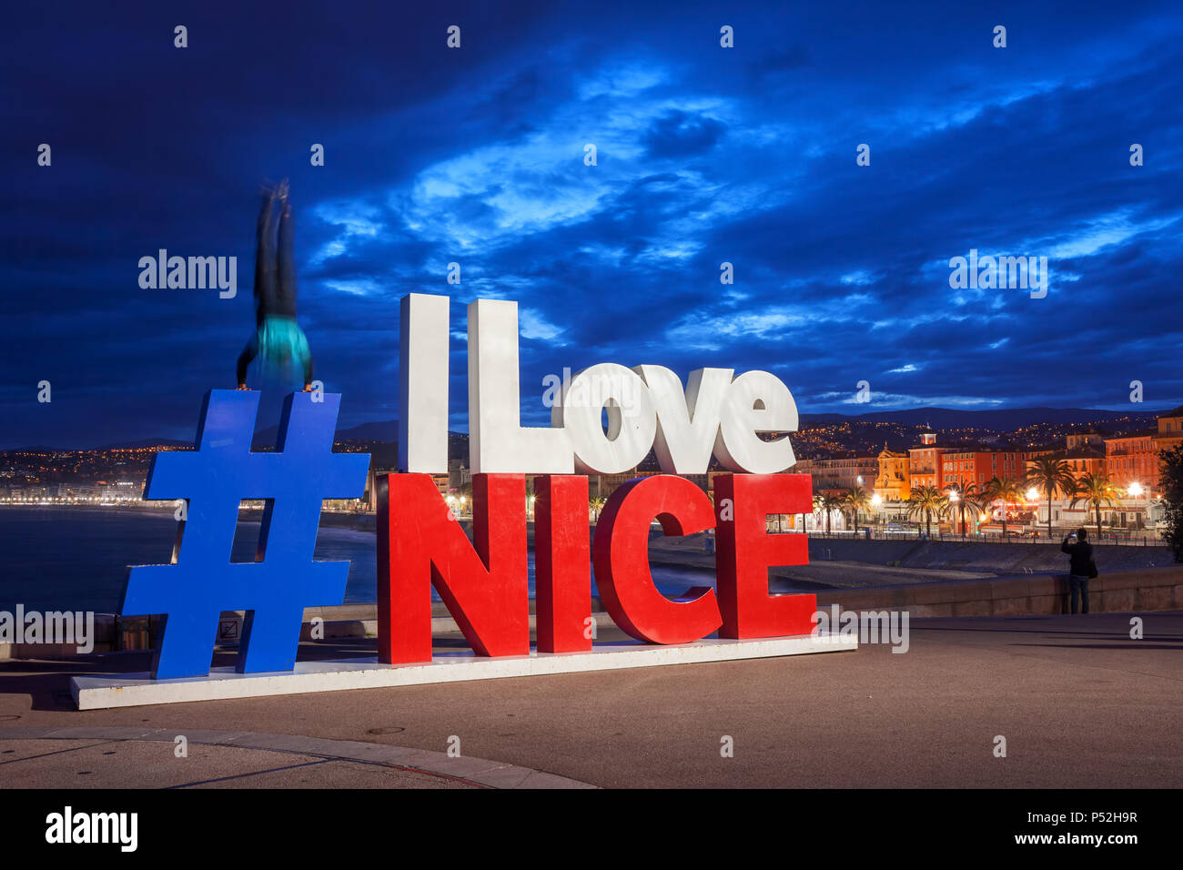Frankreich, schöne Stadt, # Ich liebe schöne Installation bei Nacht beleuchtet, man macht einen Handstand push-up auf hashtag Zeichen Stockfoto