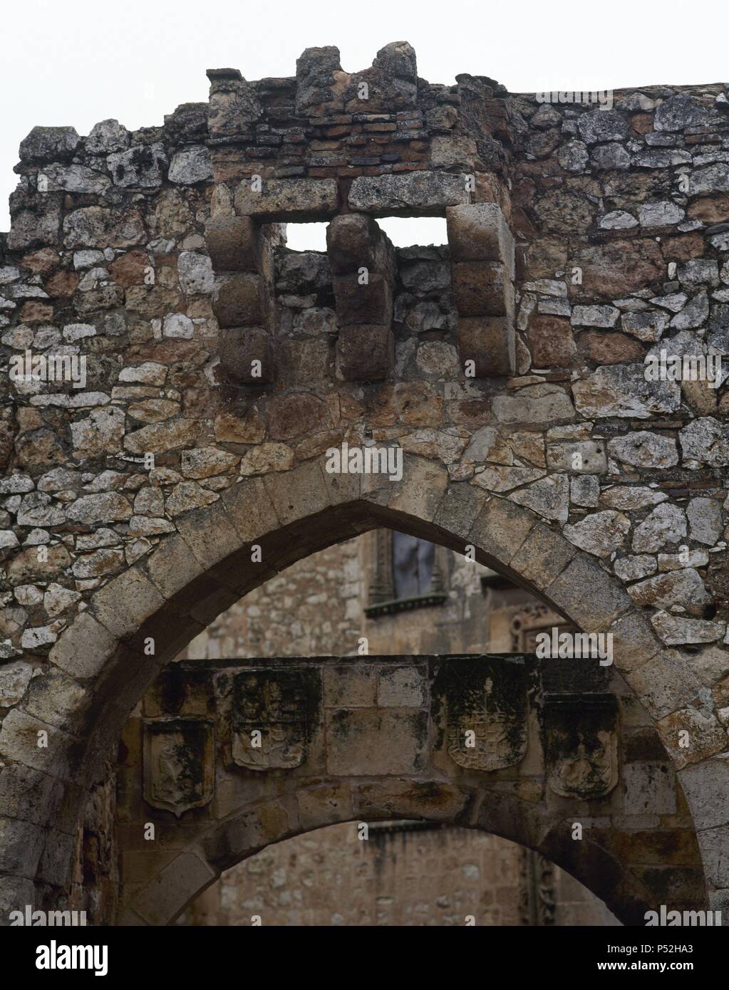 CASTILLA - LEON. AYLLON. Vista parcial del Arco mittelalterlichen que da Entrada a La población. Provincia de Segovia. España. Stockfoto