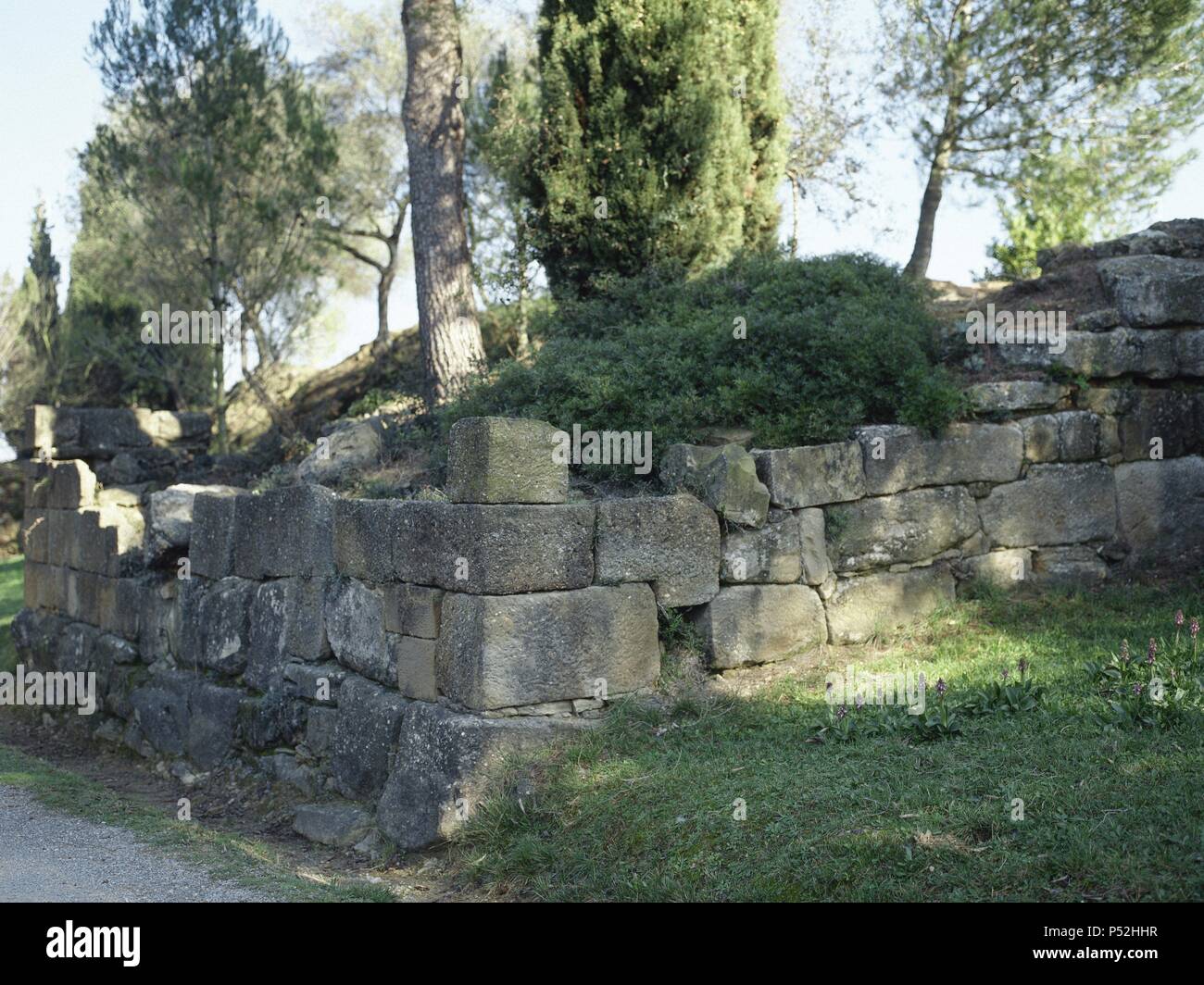 ARTE IBERICO. ESPAÑA. MURALLA IBERORROMANA. Vista de una de las dos Torres cuadradas, localizadas de la Zona del' Camp dreieckige'. Fechada en el s. III ein. C.s. V ein. C.). POBLADO IBERICO DEL PUIG DE SANT ANDREU DE ULLASTRET. Provincia de Girona. Cataluña. Stockfoto