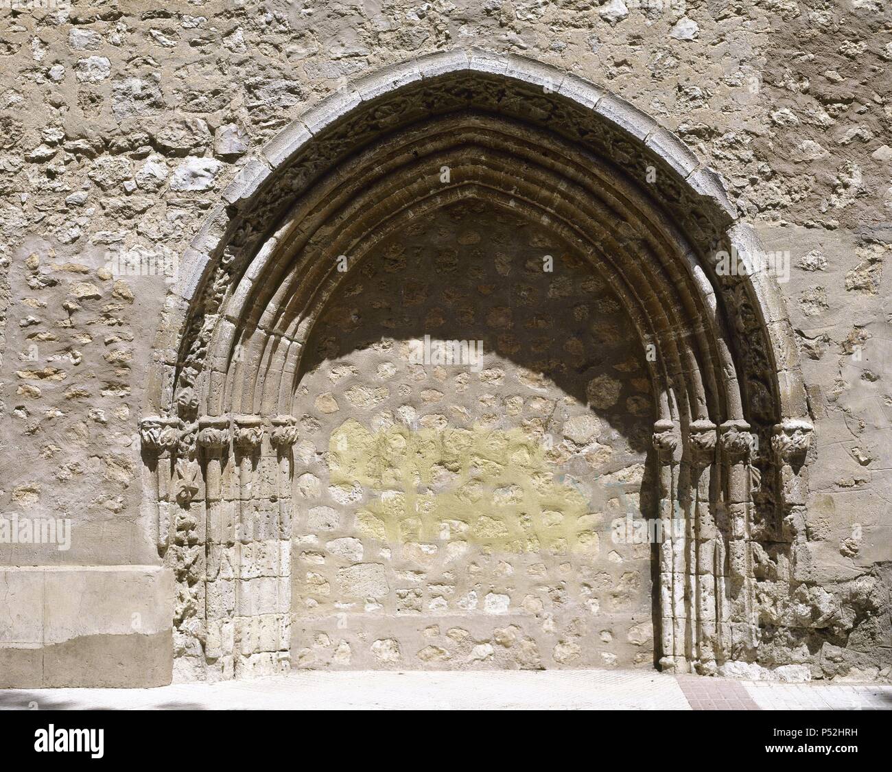 ARTE GOTICO. ESPAÑA. PARROQUIA DE SANTA MARIA LA MAYOR. Iglesia construida en Estilo gótico tardío del s. Xv. Reformada Durante el Renacimiento y en el s. Xix. Vista de la PUERTA DE PONIENTE, una de las Tres Portadas con que cuenta El Templo. Se encuentra en el suelo y hundida tapiada. DAIMIEL. Estado de Ciudad Real. Kastilien-la Mancha. Stockfoto
