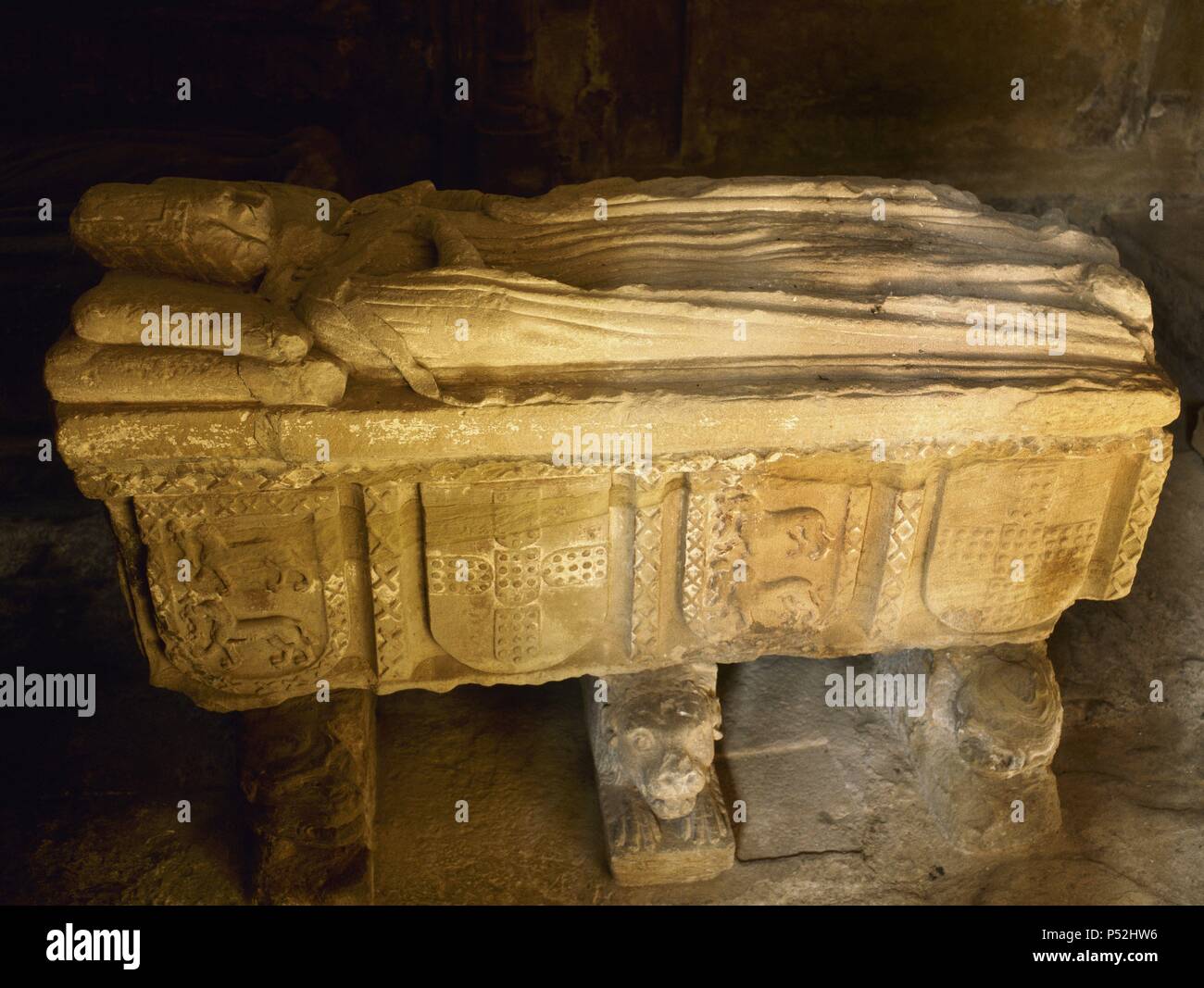 ARTE GOTICO. ESPAÑA. Sepulcro de la Reina Doña Mencia LOPEZ DE HARO, de estilo Gótico (s. XIII) y ornamentado con los Blasones de las Casas de Portugal y de los López de Haro. Capilla del MONASTERIO DE SANTA MARIA LA REAL. NAJERA. Comarca de La Rioja Alta La Rioja. Stockfoto