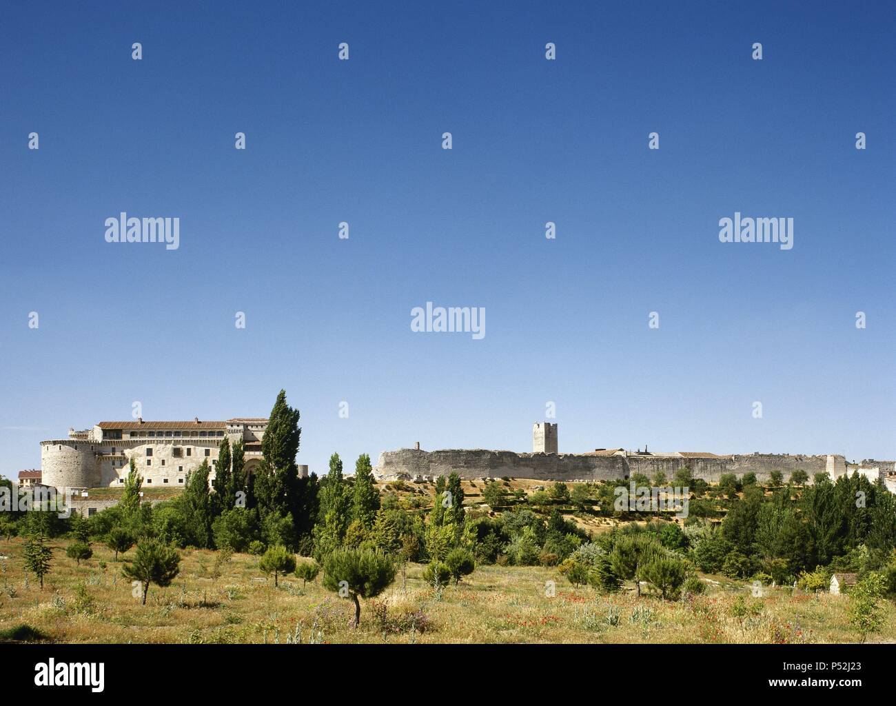 CASTILLA - LEON. CUELLAR. Panorámica del Castillo, construido en el siglo XV por don Beltrán de La Cueva (m.1492), Duque de Alburquerque y favorito del rey Enrique IV y reformado ENTRE LOS SIGLOS XVI UND XVIII, y de la Muralla de doble Recinto construida en su mayor Parte en el siglo XIV. Provincia de Segovia. España. Stockfoto