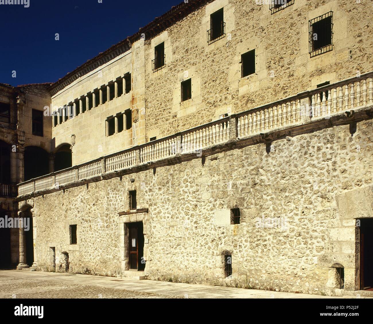 CASTILLA - LEON. CUELLAR. Vista parcial del Castillo, construido en el s. XV por don Beltrán de La Cueva (m.1492), Duque de Alburquerque y favorito del rey Enrique IV. Fue reformado ENTRE LOS SIGLOS XVI UND XVIII. Es de Planta cuadrangular y posee Torres spühle y una Torre defensiva cuadrada. Provincia de Segovia. España. Stockfoto