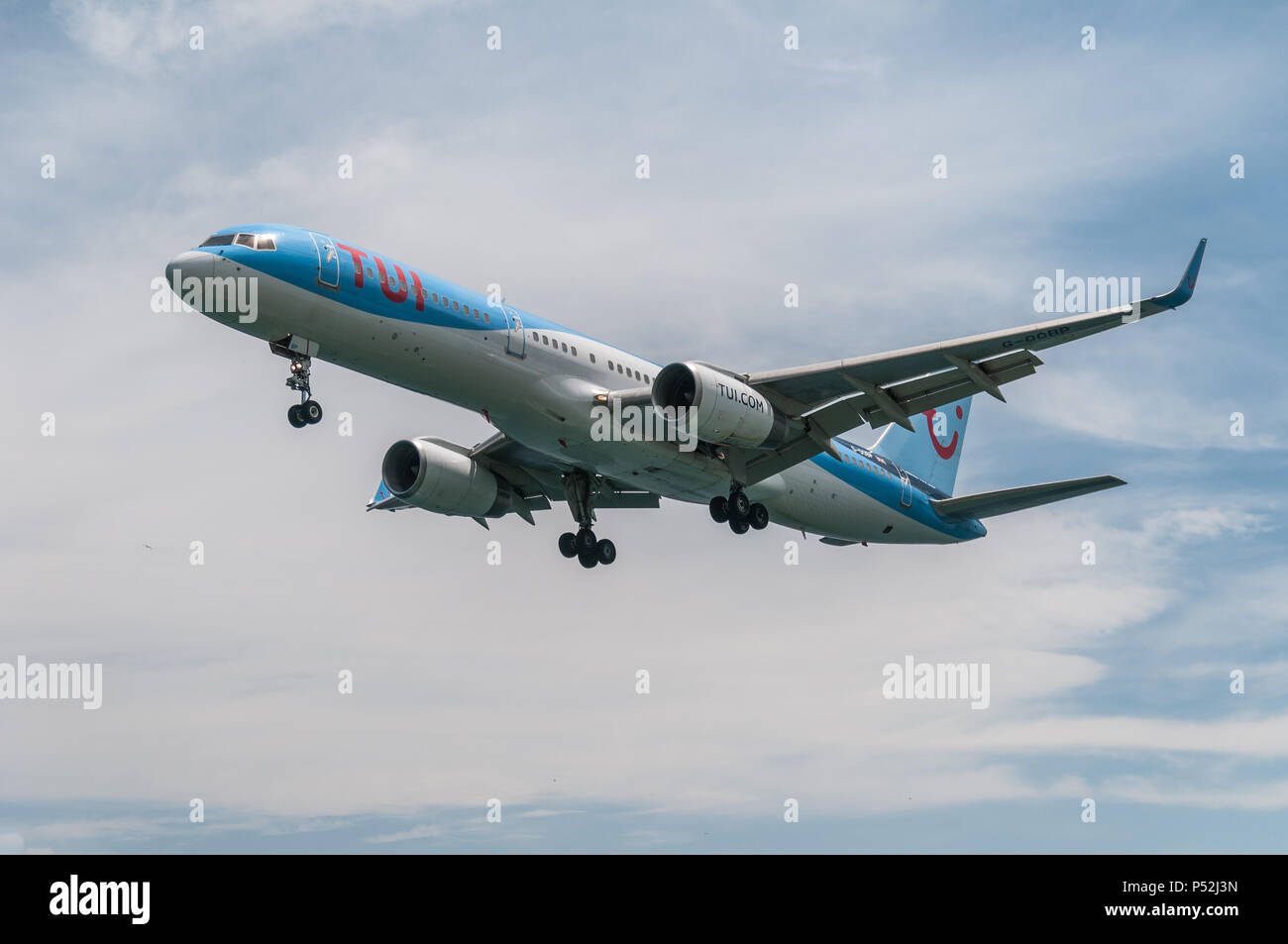 Skiathos, Griechenland. 15. Juni 2018: TUI Airlines 757 landet auf Skiathos, Griechenland. Flughafen Skiathos ist als 2 st bekannt. Maarten aufgrund der kurzen Start- und Landebahn. Stockfoto