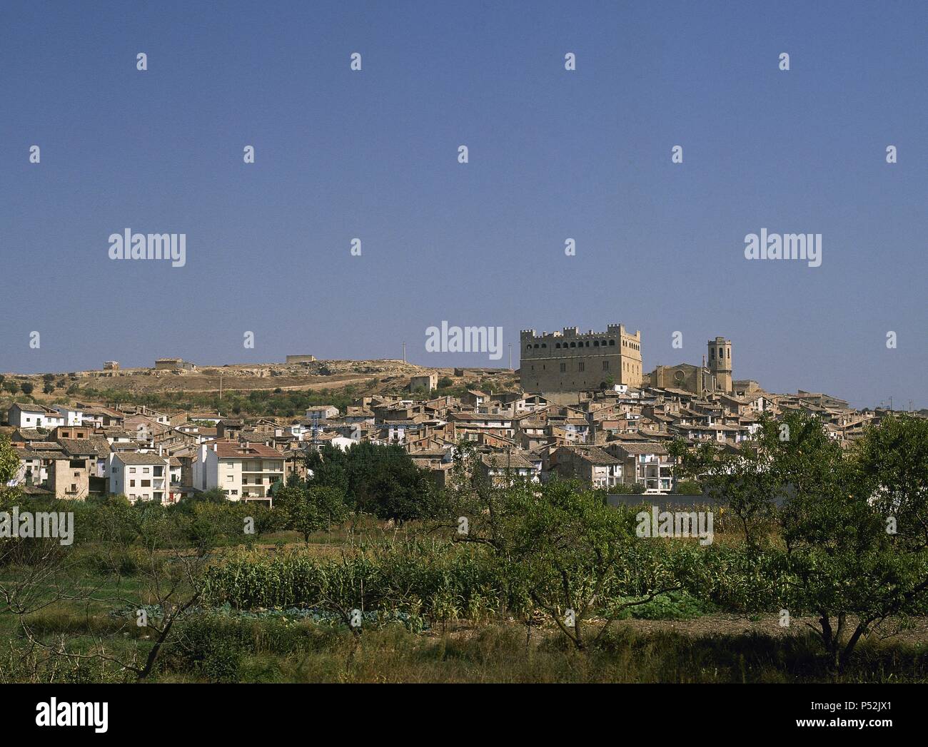 ARAGON. VALDERROBRES. Panorámica de la localidad con la Iglesia de Santa Maria la mayor y el Castillo de Segundo término. Estado de Teruel. España. Stockfoto