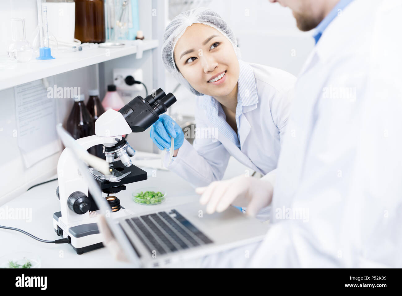 Wissenschaftler diskutieren Daten vom Mikroskop Forschung empfangen Stockfoto