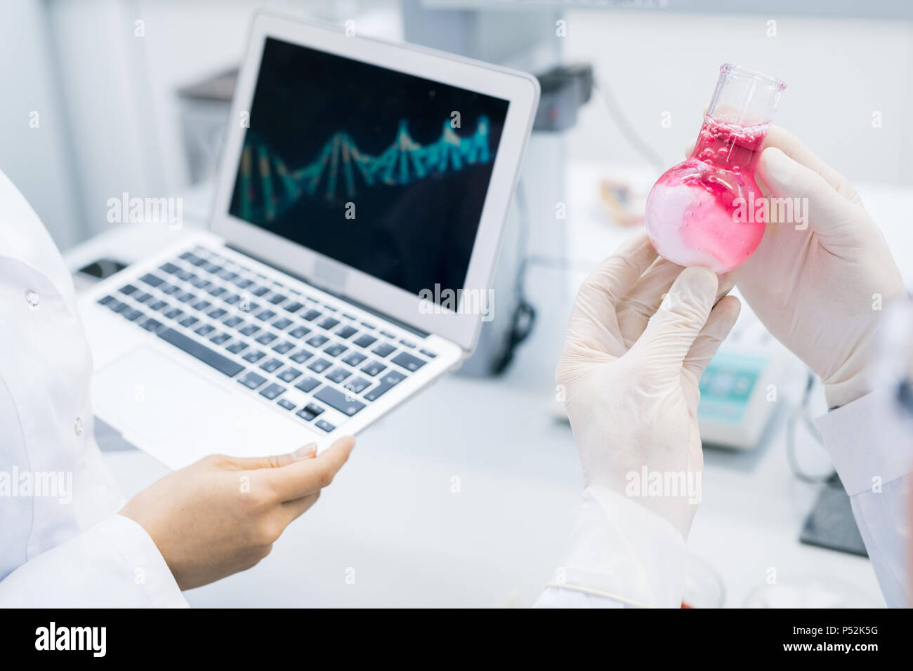 Die Wissenschaftler, die studieren, DNA-Probe von Fleisch Stockfoto