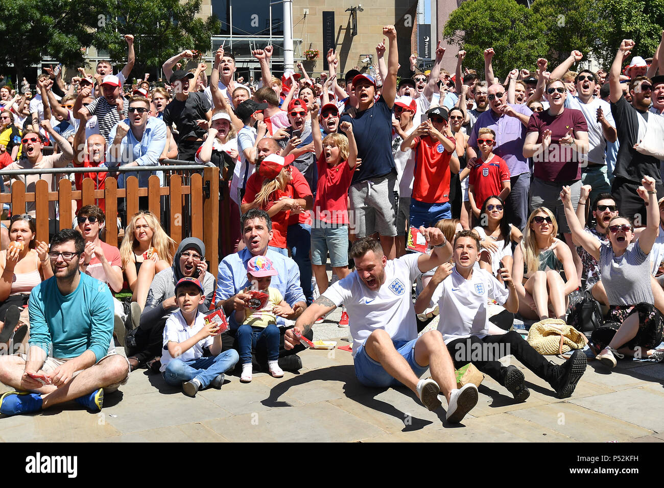 Fans feiern das erste Ziel, da sie die England v Panama WM-Spiel im Millennium Square, Leeds beobachten. Stockfoto