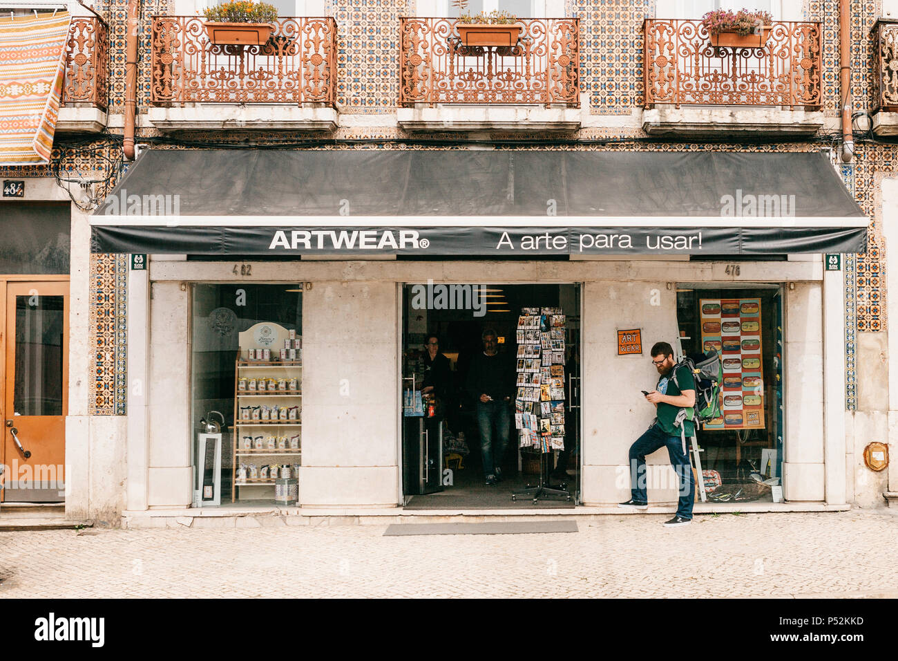 Lissabon, 18. Juni 2018: Authentische store der Kunst Kleidung und Souvenirs. Die Menschen in den Lagern. In der Nähe an der Straße gibt es ein Tourist Stockfoto