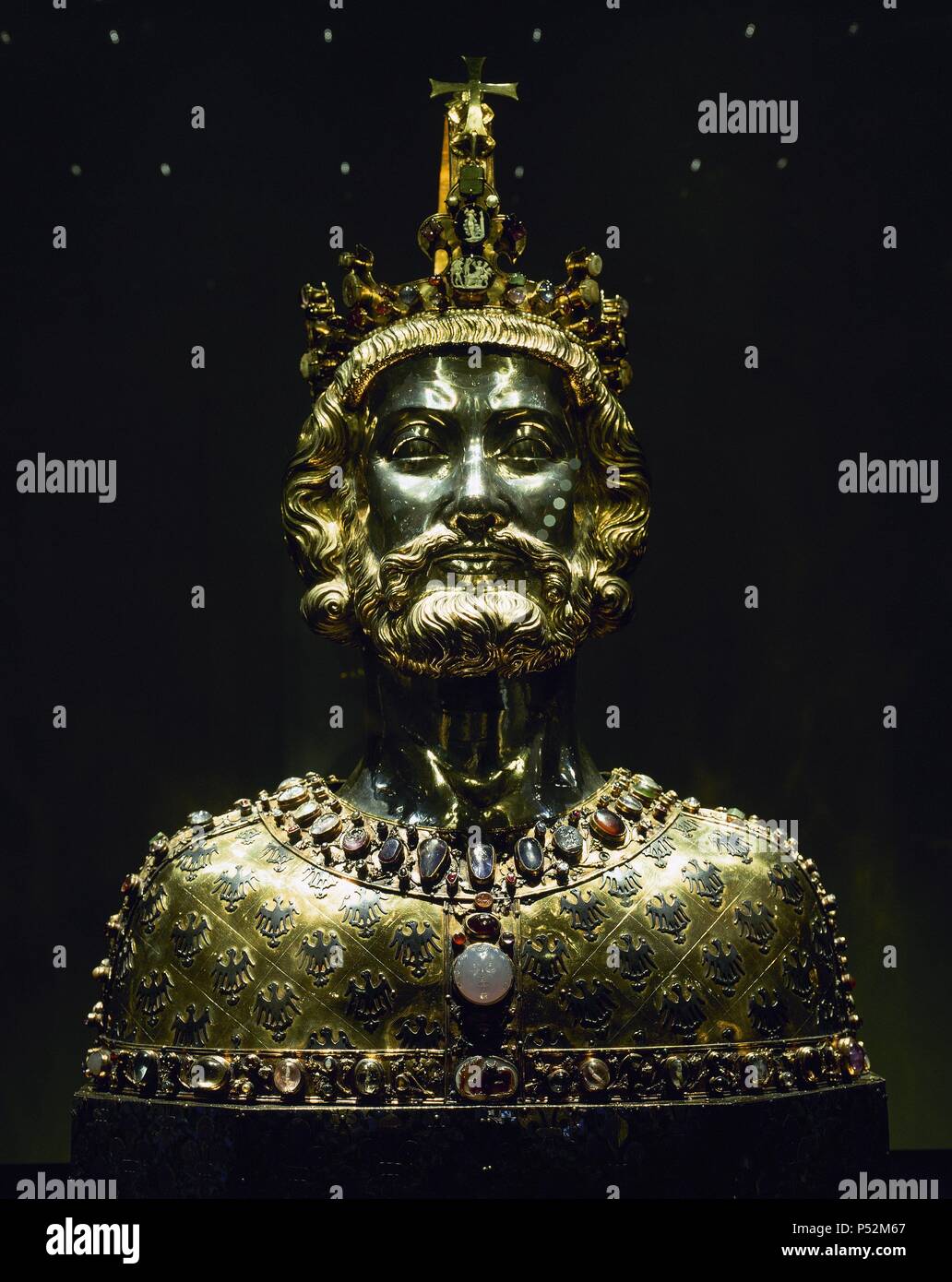 CARLOMAGNO (742 - Aquisgrán, 814). Rey de los Francos (768-814), De Los lombardos (774-814) y Emperador (800-814) del imperio Romano de Occidente. BUSTO - RELICARIO DE CARLOMAGNO. (Posterior a 1349). Realizado en Plata y Oro por encargo del Emperador Carlos IV. TESORO (Domschatzkammer). CATEDRAL DE AQUISGRAN. Nordrhein-Westfalen. ALEMANIA. Stockfoto