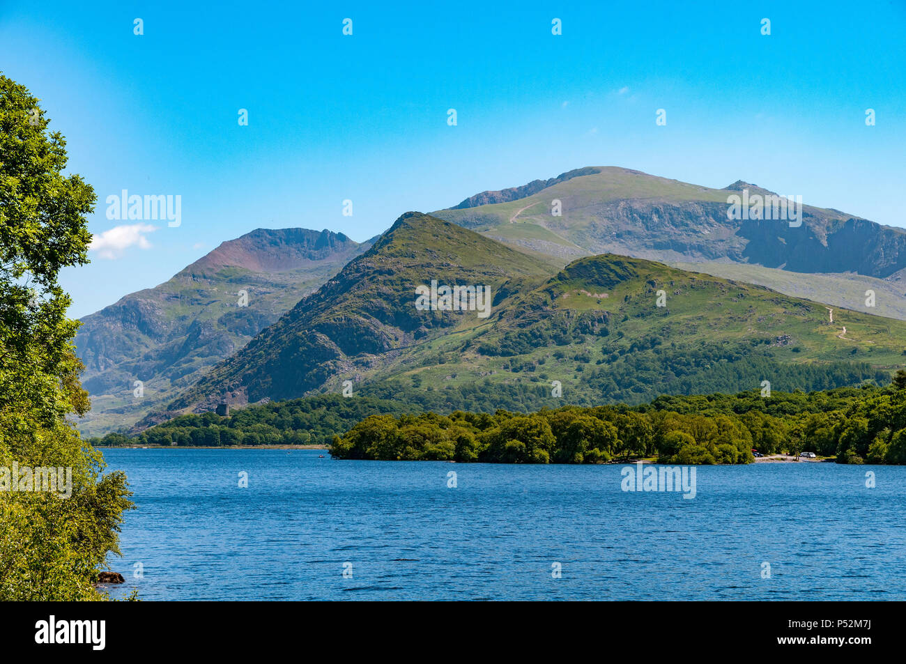 North Wales. Dolbadarn Schloss, Llanberis. Snowdon Peak im bckground. (Rt) Stockfoto