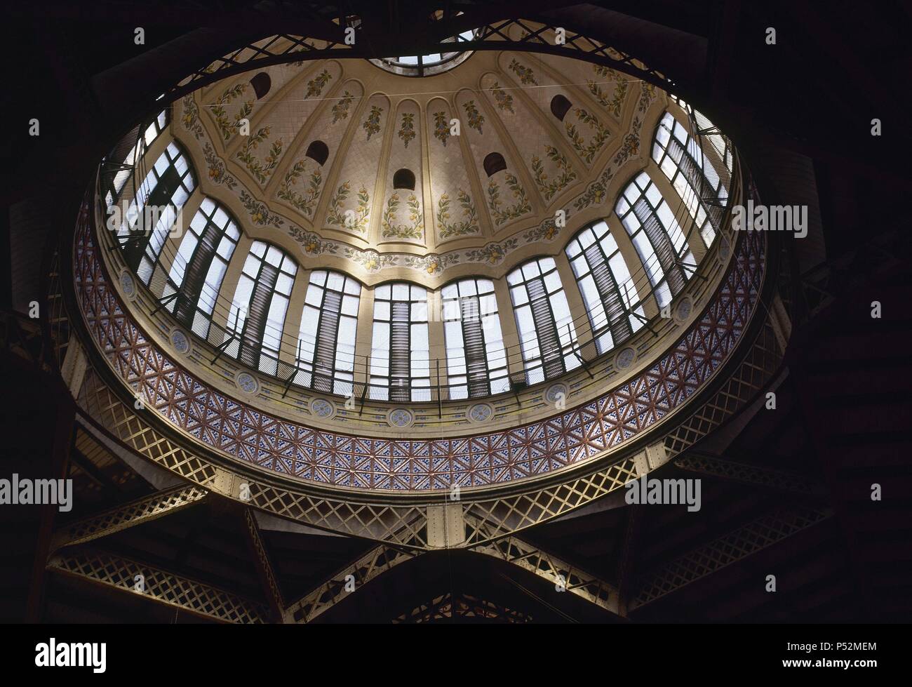 ARTE S. XIX - MODERNISMO. ESPAÑA. MERCADO CENTRAL. Construido en 1928 por Francisco GUARDIA y Alejandro SOLER. Es uno de los edificios emblemáticos del Modernismo valenciano. Vista del Interior de la CUPULA. VALENCIA. Comunidad Valenciana. Stockfoto