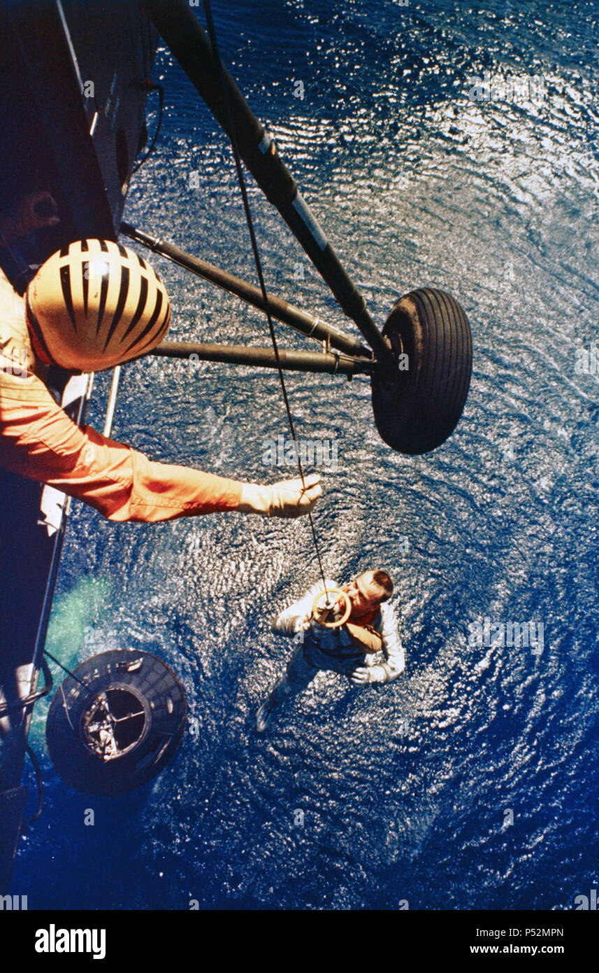 Astronaut Alan B. Shepard, Jr., Pilot der Mercury-Redstone 3 (MR-3) suborbitaler Raumfahrt, wird von einem Hubschrauber aus der USS Lake Champlain während der Recovery Operationen abgerufen Stockfoto