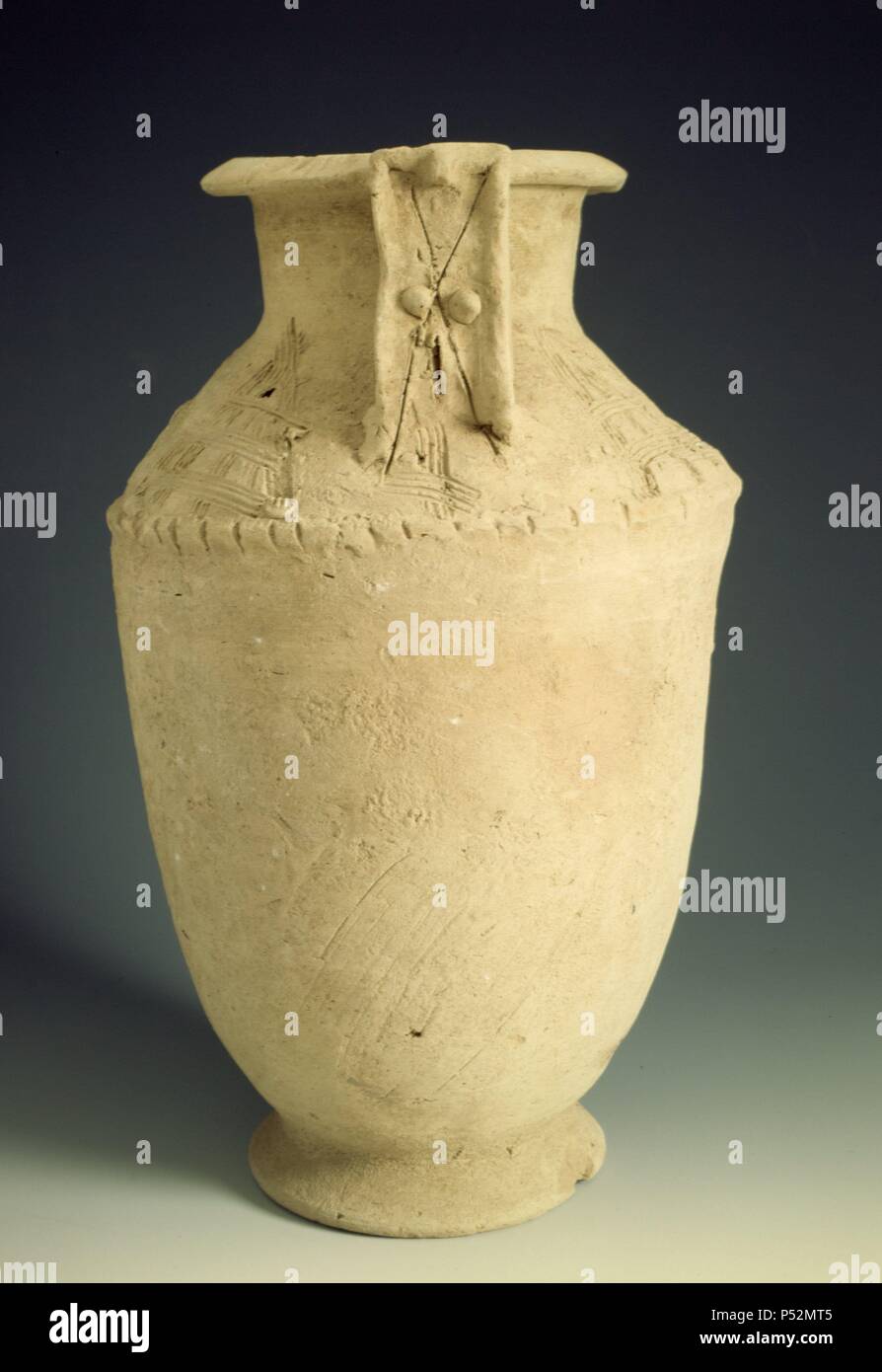 Madrid, M.A.N. Arte Egipcio. Jarra con Asa plana de Sección rechteckige y sección Incisa. Barro cocido. (Alt.31, Boca 12). Hacia 2600 a.c. Procedencia: Irak, probablemente Kis. Colección J. Martínez Santa Olalla. Stockfoto