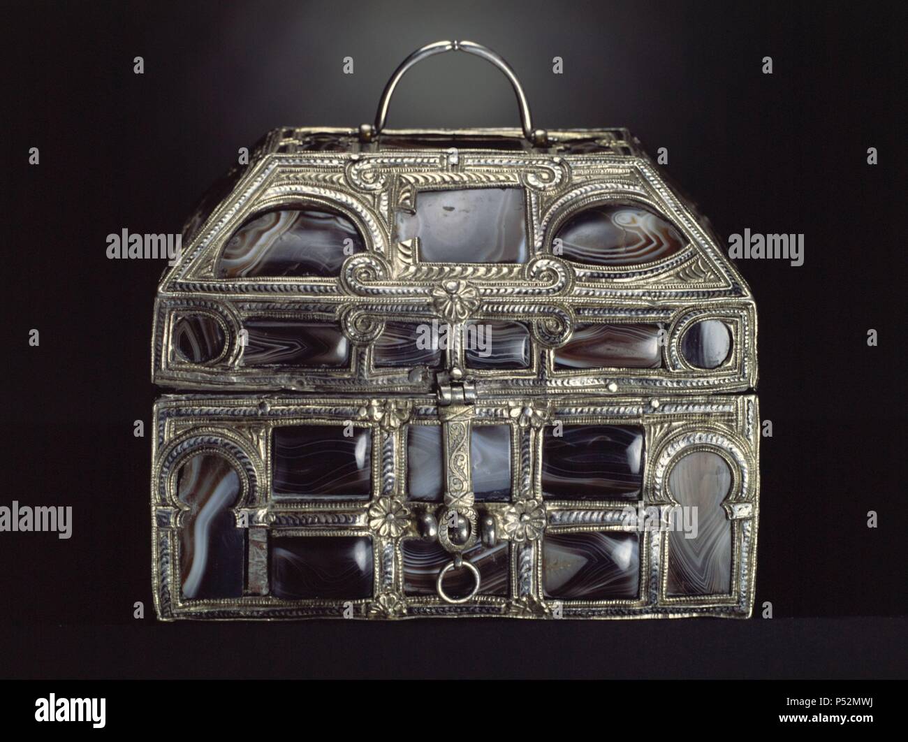 Madrid, M.A.N. Arte Edad Media. Arquetra de las ágatas, realizada en Plata y ágatas. s. XI, San Isidoro de León. Relicario encargado Desde la Abadía inpirada en una Ähnliche de la Catedral de Oviedo. Con base de Madera y una estructura nielada de cerrados Arcos de Herradura. Museum: MUSEO ARQUEOLOGICO. Stockfoto