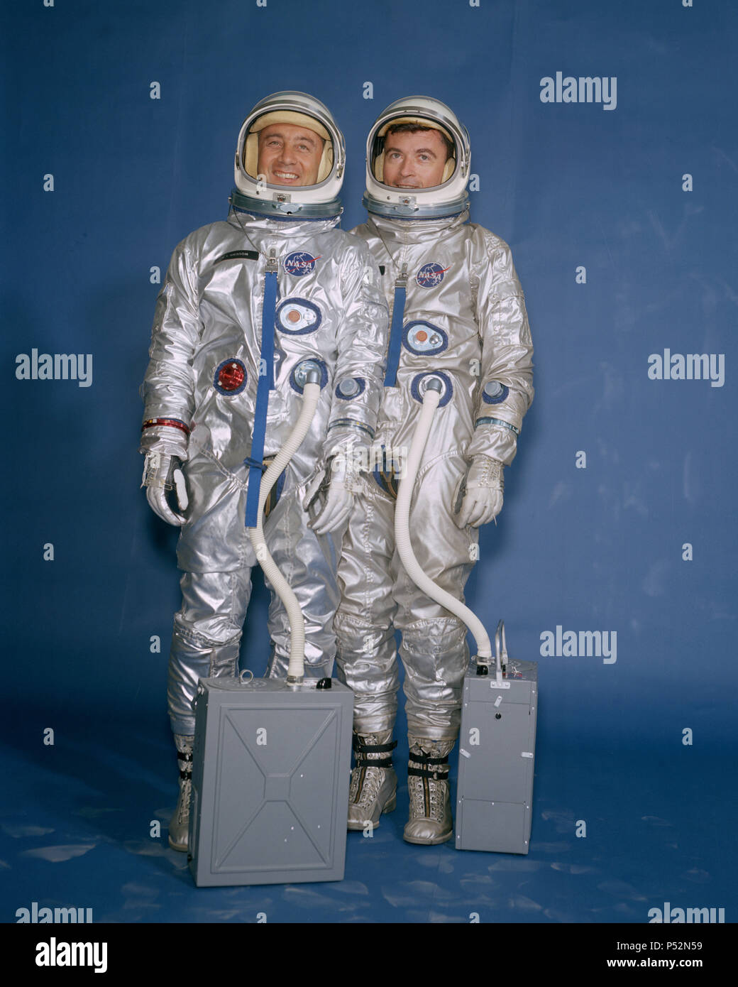 (13 April 1964) --- Prime Crew für das Gemini-3 Mission sind in voller Länge Porträts in ihre raumanzüge fotografiert. I. Virgil Grissom (links) und John W. Jung sind, mit dem tragbaren Anzug Klimaanlage gesehen Stockfoto