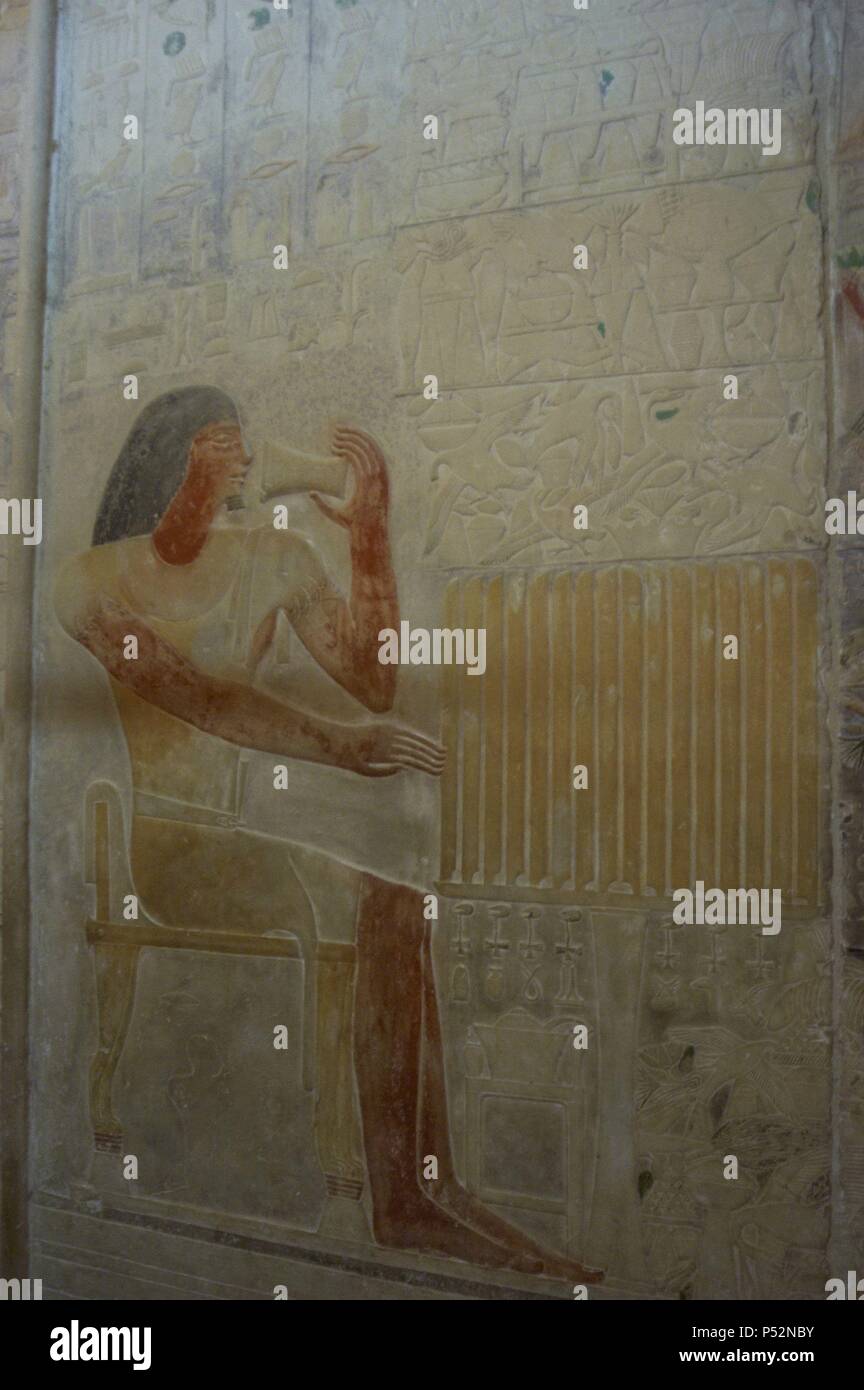 Mastaba des Ptahhotep und Akhethotep. Ägyptische Wesire. Vater und Sohn. Relief, Ptahhotep mit einem Glas mit einer Salbe, die riecht Ihr regenerator Parfüm. Sakkara. Ägypten. Stockfoto