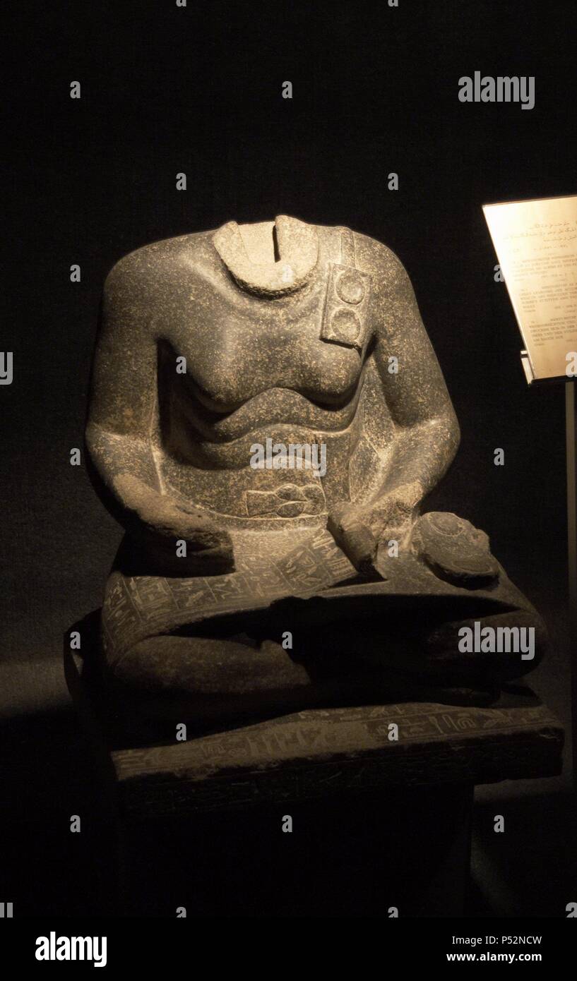 Statue von Mentuhotep. Reich der Mitte. 12. Dynastie. Unter Sesostris I. kopflose Statue Wesir, dargestellt als ein Schreiber, von Tempel des Amun von Karnak. Ägyptischer Kunst Museum. Luxor. Ägypten. Stockfoto