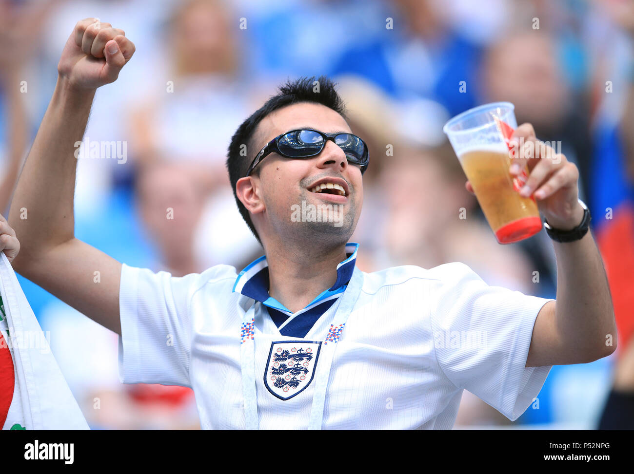 Ein England Fan auf der Tribüne zeigt seine Unterstützung während der FIFA WM Gruppe G Gleiches am Nischni Nowgorod Stadion. Stockfoto