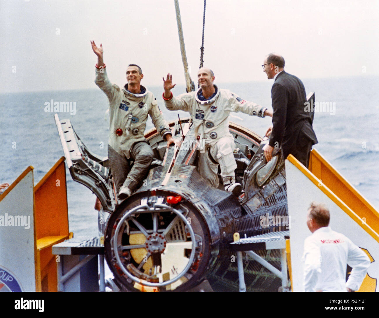 Astronauten Thomas Stafford (rechts) und Eugene Cernan wave in die Menge an Bord der Flugzeugträger USS Wasp, wie sie sich aus ihren Gemini-9 Kapsel Stockfoto