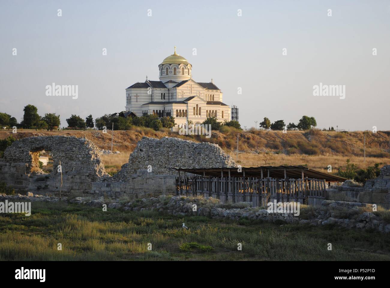In der Ukraine. Ruinen der griechischen Kolonie Chersonesus Taurica. 6. Jahrhundert v. Chr.. Im Hintergrund, im Neobyzantinischen Russische Orthodoxe Kirche rekonstruiert im 21. Jahrhundert von E.Osadchiy. Sewastopol. Stockfoto