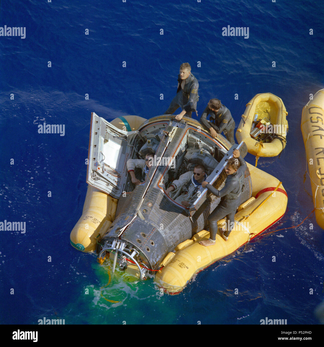 Astronauten Neil A Armstrong und David R. Scott sitzen mit Ihrem Raumschiff Luken öffnen, während die Ankunft des Recovery Schiff, die USS Leonard F. Mason Stockfoto