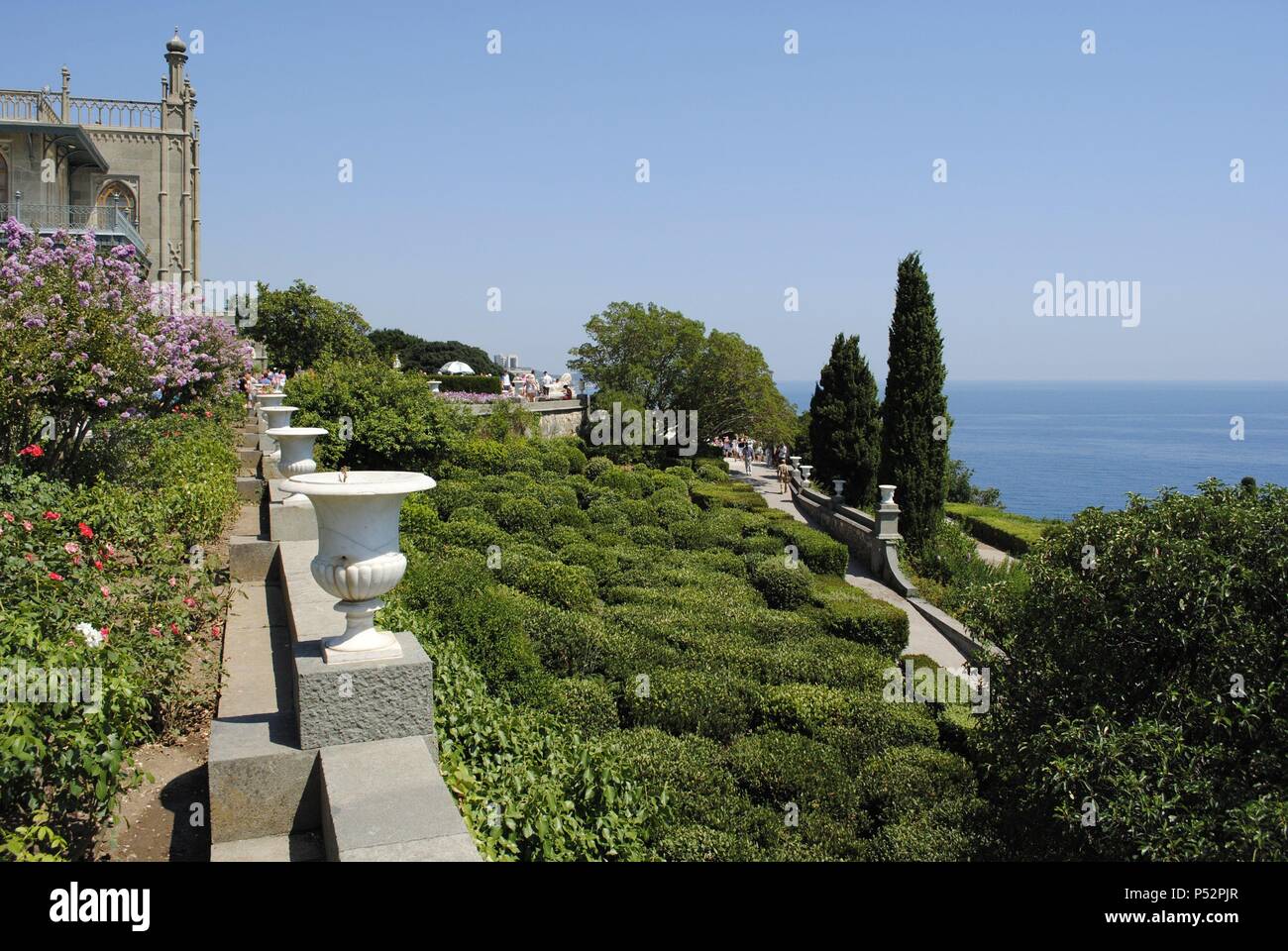 In der Ukraine. Die autonome Republik Krim. Vorontsov Palace. 1828 bis 1848 erbaut vom englischen Architekten Edward Blore (1787-1879) als Sommerresidenz des Prinzen Michail Woronzow Semyonovich. Außenbereich und Garten. Um Evpatoria. Stockfoto