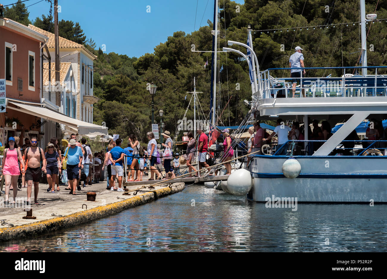 Touristen aussteigen Boot in Gaios, Paxos. Stockfoto