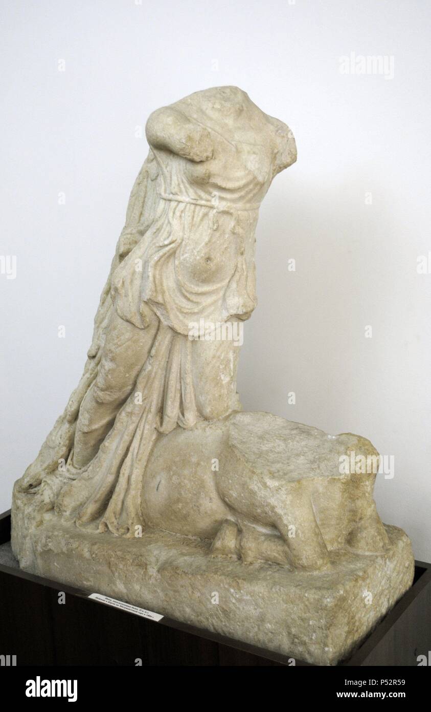 Nike, Göttin des Sieges, die Tötung eines Stiers. 2. Von Mithridates Hill, Kertsch. Kertsch historische und archäologische Museum. Die autonome Republik Krim. In der Ukraine. Stockfoto