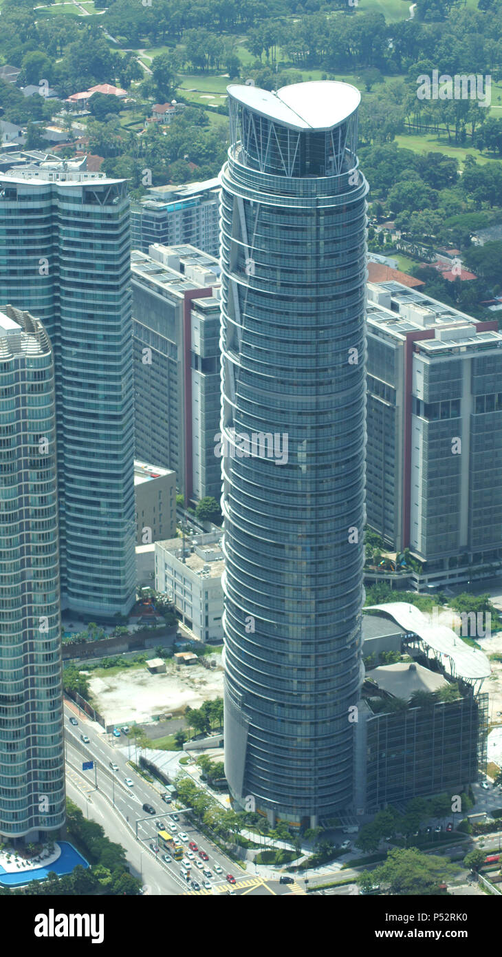 KUALA LUMPUR, Malaysia - APR 12 2015: Blick von der Sky Bridge Glasscheibe liegt 170 Meter über dem Straßenniveau der Petronas Twin Towers, das Wahrzeichen und die höchsten Zwillingstürme der Welt Stockfoto