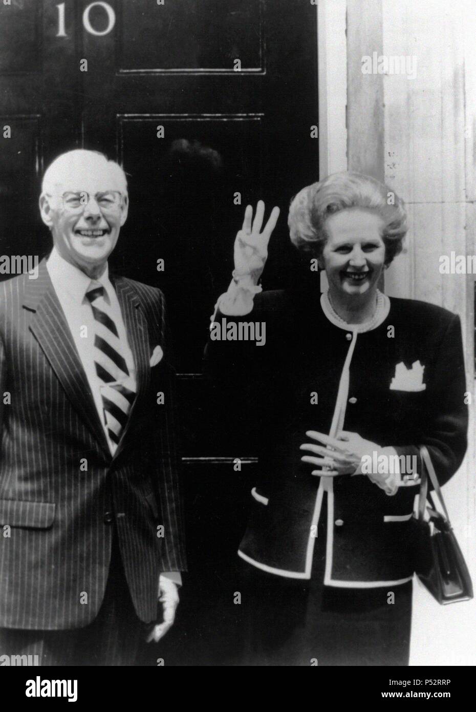 MARGARET THATCHER Y SU MARIDO DENNIS DELANTE DE LA RESIDENCIA DEL REGIERUNG BRITANICO EN Downing Street Nr. 10. Stockfoto