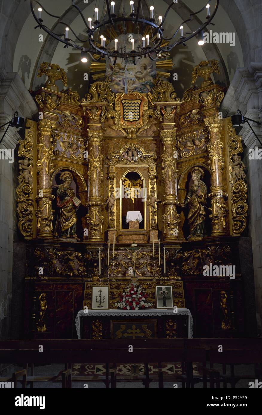 ARTE S. XVIII. ESPAÑA. IGLESIA DE SAN PABLO DE NARBONA. Templo gótico - renacentista Construído ein finales Del Siglo XVI. CAPILLA DE LA SANTA CRUZ. Vista del RETABLO CHURRIGUERESCO realizado por Isidre ESPINAL en 1722, con la Imagen DE SAN JUAN (izqda.) y MARIA MAGDALENA (dcha.). ANGLESOLA. Comarca de l'Urgell. Provincia de Lleida. Cataluña. Stockfoto