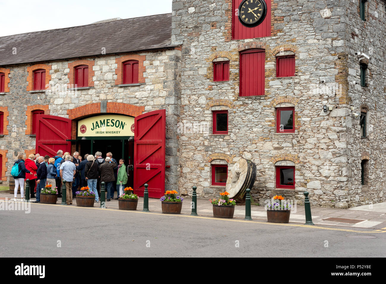 Midleton Distillery Jameson Erleben Sie geführte Tour und Touristen am Eingang der Old Jameson Whiskey Distillery in Midleton County Cork Ireland. Stockfoto