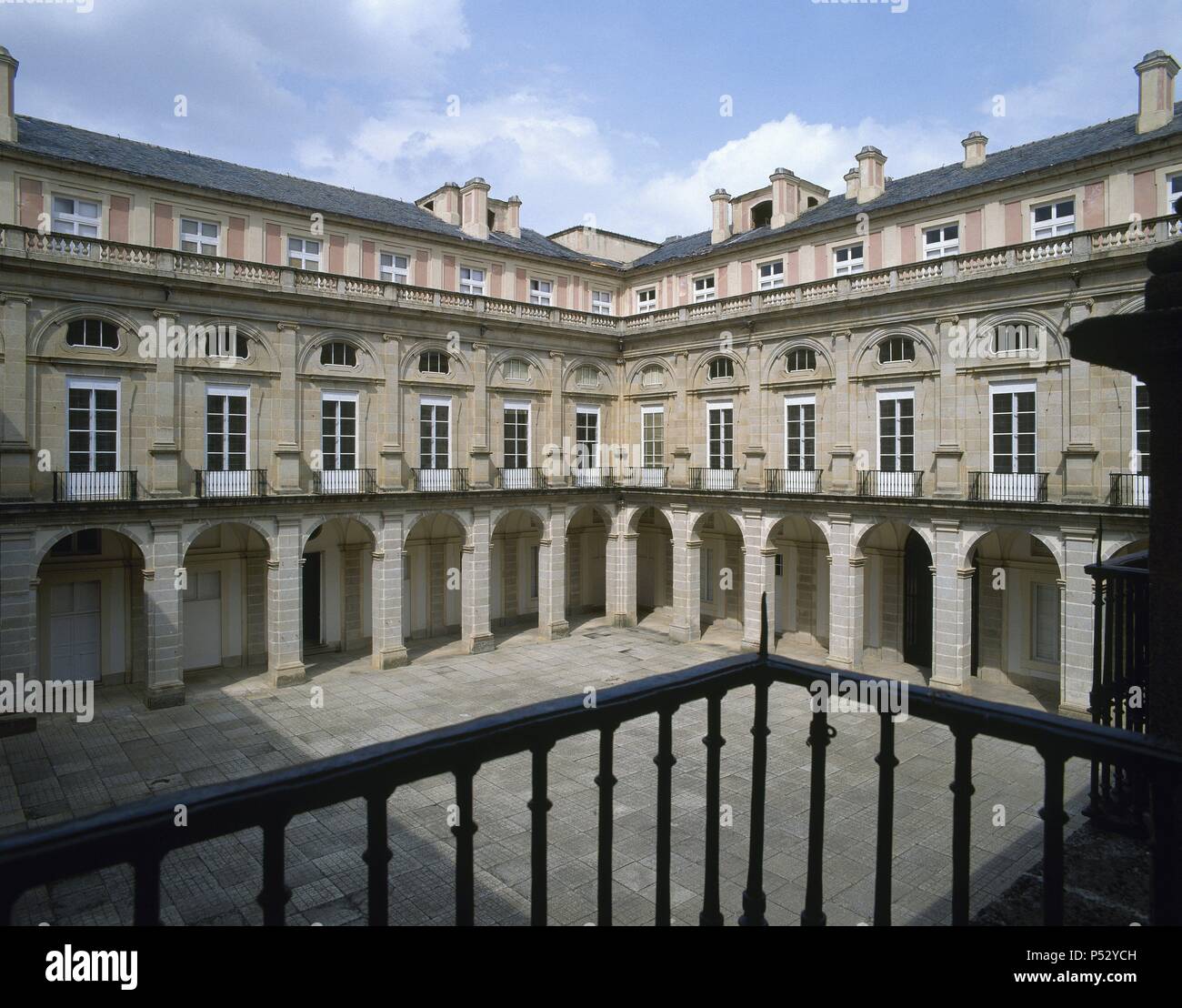 ARTE S. XVIII. ESPAÑA. PALACIO DE AYLLON. Real Sitio de la monarquía Española, cuya construcción se inició en el año 1752 según un Proyecto de V. RABAGLIO. Vista parcial del Patio CENTRAL. Provincia de Segovia. Castilla-León. PATRIMONIO NACIONAL. Stockfoto