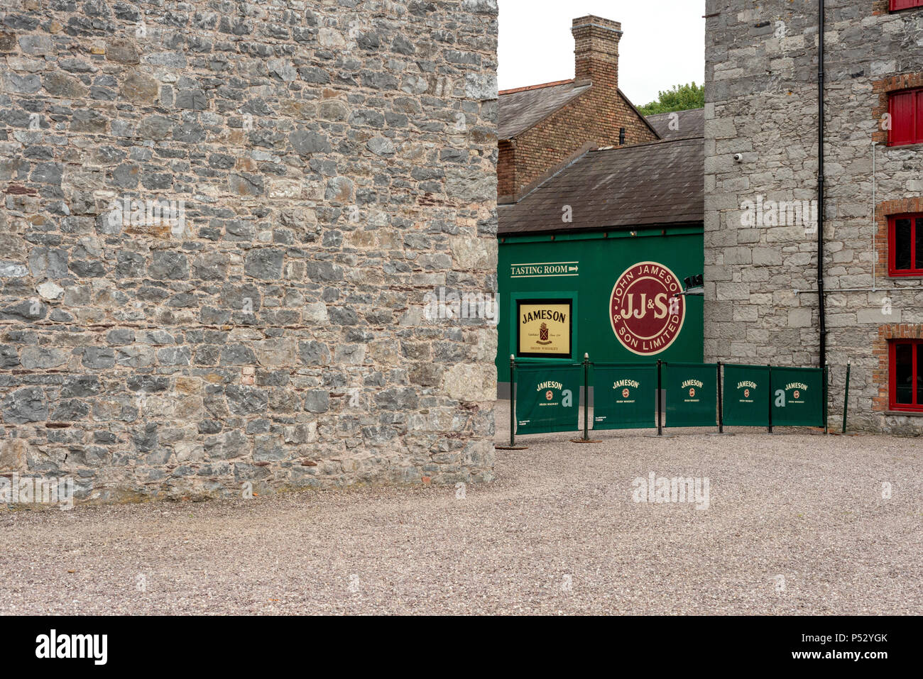 Ansichten und Details vom Courtyard of the Old Jameson Whiskey Distillery in Midleton Ireland für die Jameson Experience Tour East Cork. Stockfoto